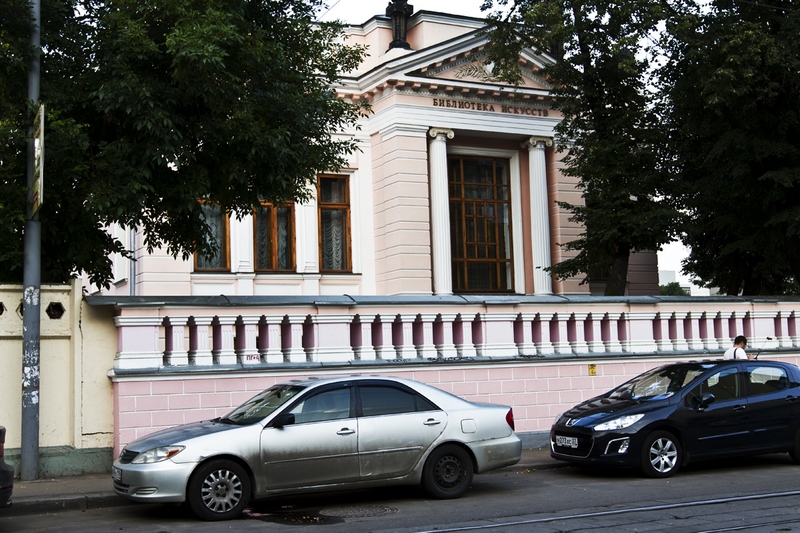 Здание библиотеки им. А.П. Боголюбова (фото 2013г.)