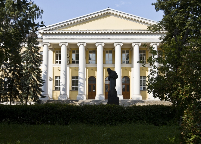 Памятник Ф.М. Достоевскому перед главным зданием больницы.