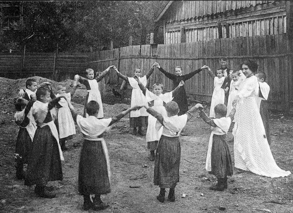 Во дворе Сущевского отделения Попечительства (начало 1910х г.)